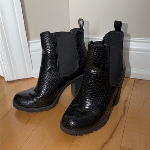 Soda Women’s Black Croc Embossed Chelsea Heel Boots Size 7